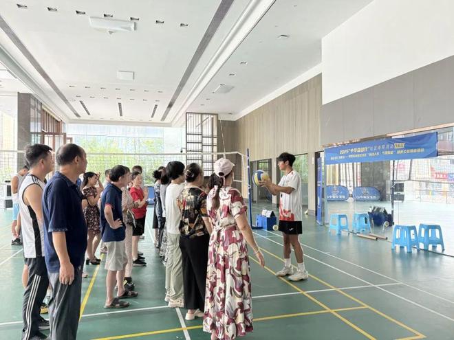 在社区迎世运丨“跃动人生·气排赋能”！家门口的“世运课堂”火热开练！(图1)