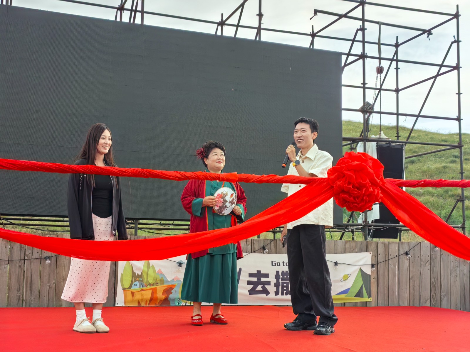 在长城脚下办婚礼、到云中草原寻良缘……这届年轻人真的懂浪漫(图1)