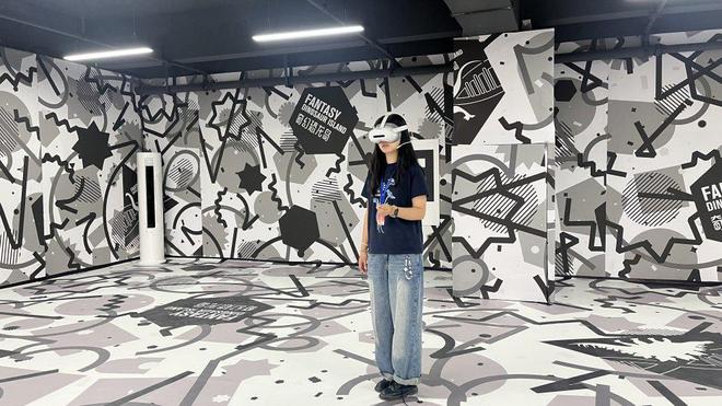 超高清AI智能VR大空间电影《奇幻恐龙岛》亮相贵阳(图2)