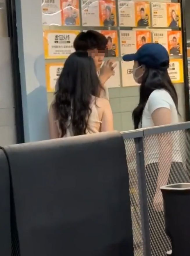 惊！健身教练与四女学员上演“情”戏头折一圈半！(图11)