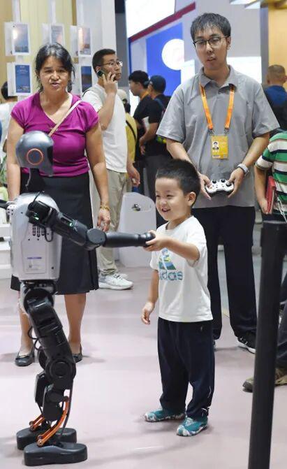 【教育关注】AI校园健身、未来教室、智能学习导师……看前沿科技如何赋能教育(图1)