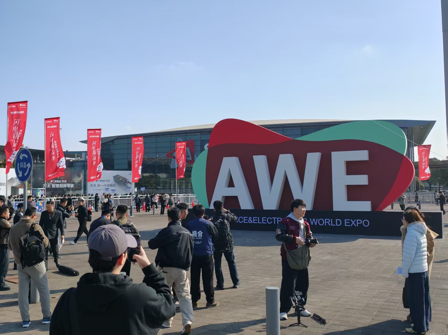 人均暴走10万步！我们总结了11个关于AI硬科技未来的答案(图1)