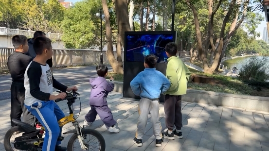 科技赋能全民健身！C-Life数智运动一体机落地洪湖公园(图1)