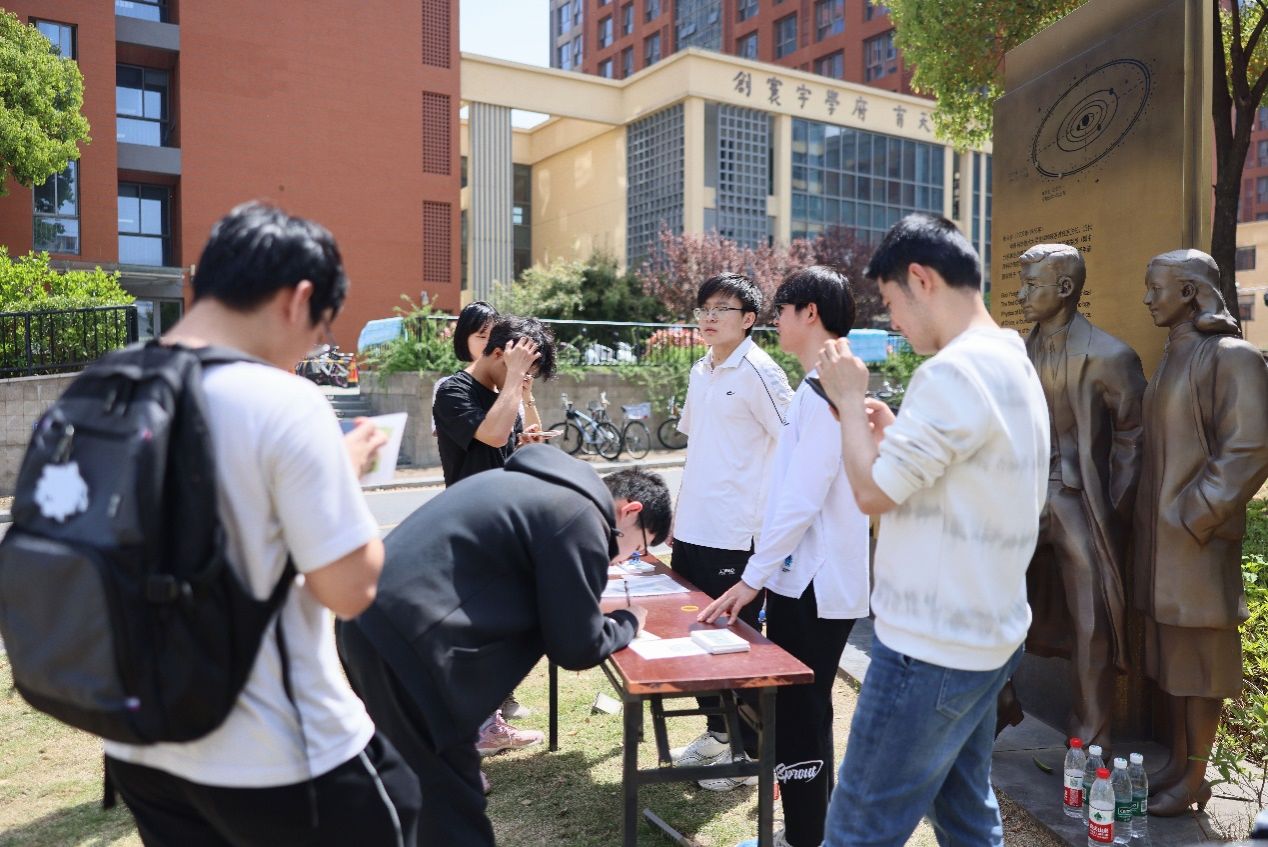 “重走‘科学家之路’深悟科学家精神”清明节专项纪念活动举行(图1)