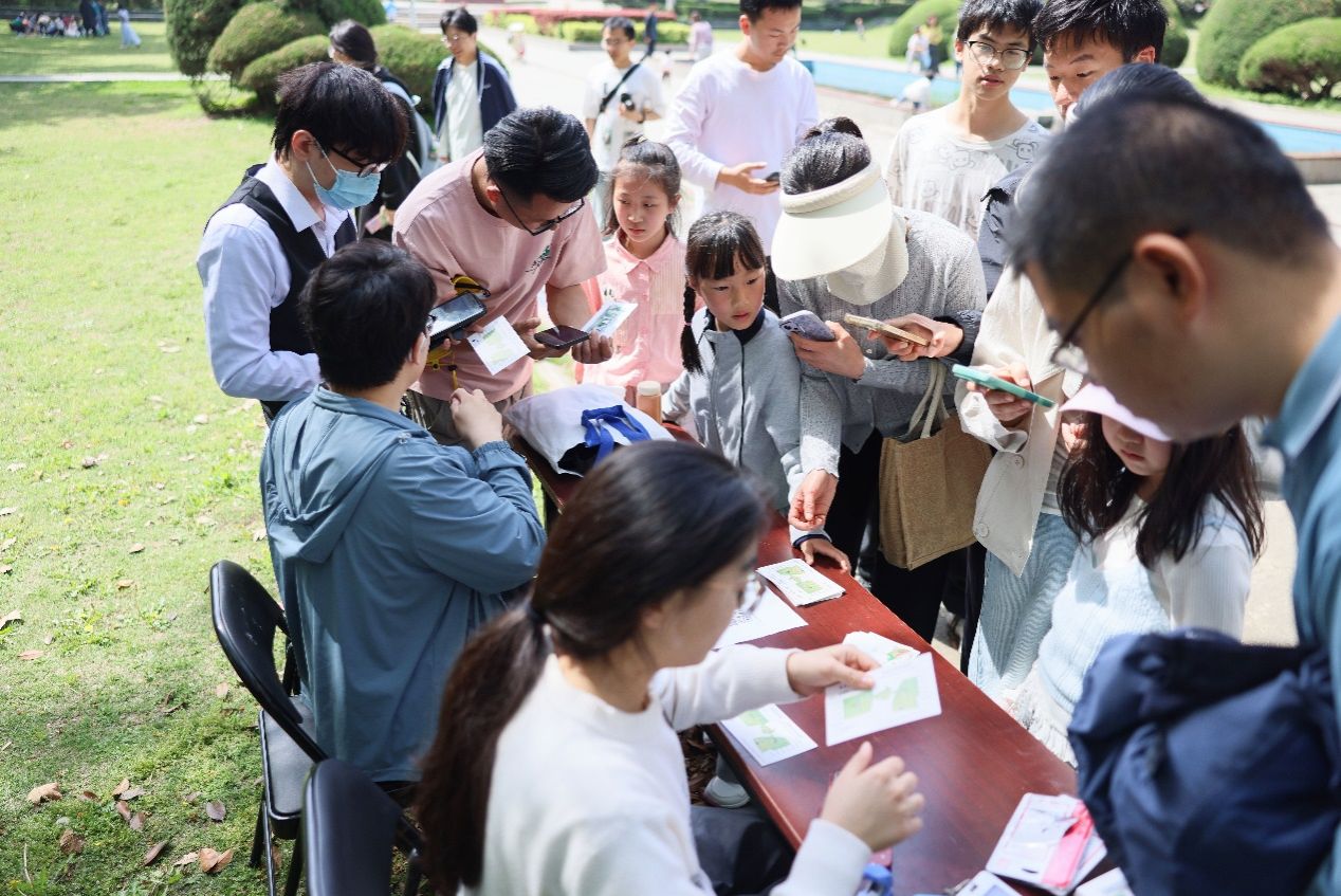 “重走‘科学家之路’深悟科学家精神”清明节专项纪念活动举行(图4)