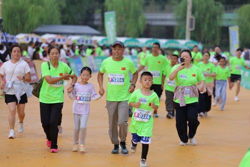 共赴全民健身之约！2000名跑者齐聚花博园解锁城市生态之美(图2)