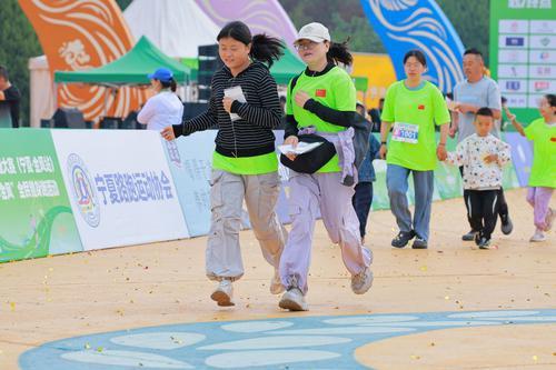 共赴全民健身之约！2000名跑者齐聚花博园解锁城市生态之美(图3)