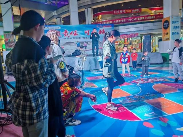 “负责任可信赖”责任彩票地推走进长垣(图2)