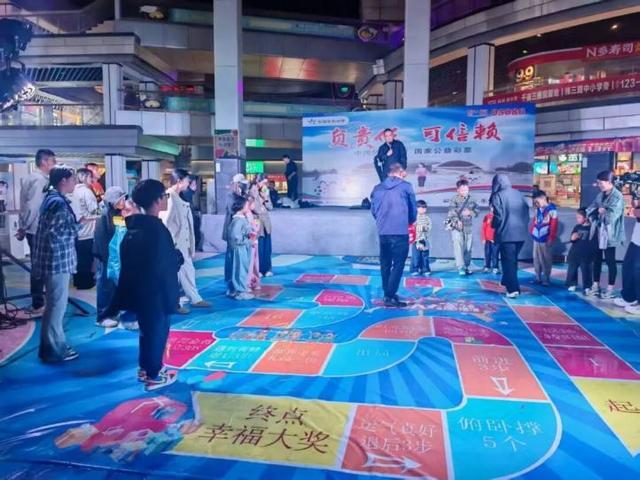 “负责任可信赖”责任彩票地推走进长垣(图3)