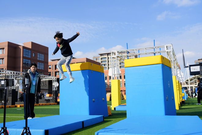 敢挑战冲未来！申城青少年在翻越、奔跑中感受运动乐趣(图2)