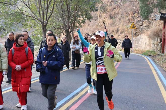 迎新登高！2000余名健身爱好者齐聚神农山(图2)